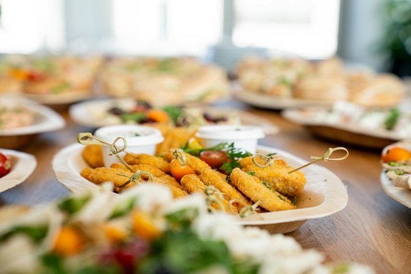 How do UK kitchen bars innovate with sustainable practices?